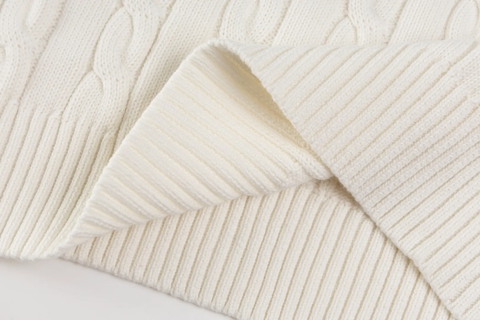 P236 #R92 RALPH LAUREN Ralph Lauren fifteen colors classic small label embroidery logo turtleneck pullover half-zip knitted cable sweater with high-density LOGO embroidery on the chest and original customized tag accessories. Made of pure cotton yarn, pure cotton is skin-friendly and comfortable, small label war horse embroidered twist turtleneck sweater 🐎 high quality, follow the blogger to learn how to wear it! Let’s buy a Ralph Lauren cable sweater. It’s a super hard-to-find series after it became popular. It’s hard to find one on the official website. It’s simple and practical to wear, with a lazy and loose feel. The thickened fabric has more texture, feels soft and delicate, and has a loose fit. Whether worn alone or layered, you can wear different styles of fashion with just one piece!   Size：XS S M L